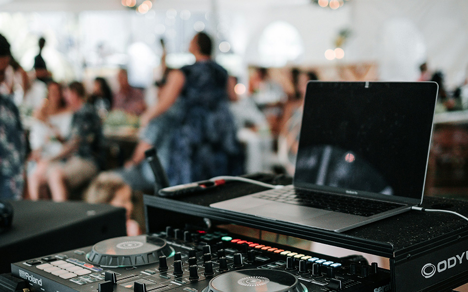 DJ-pult, bryllup i baggrunden