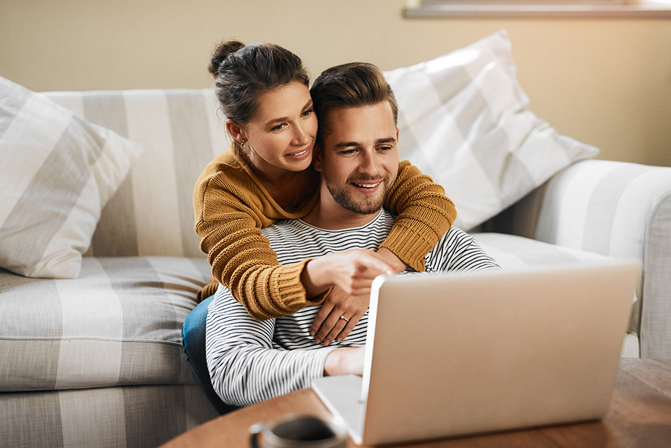En kvinde og en mand, der tjekker noget på en bærbar computer